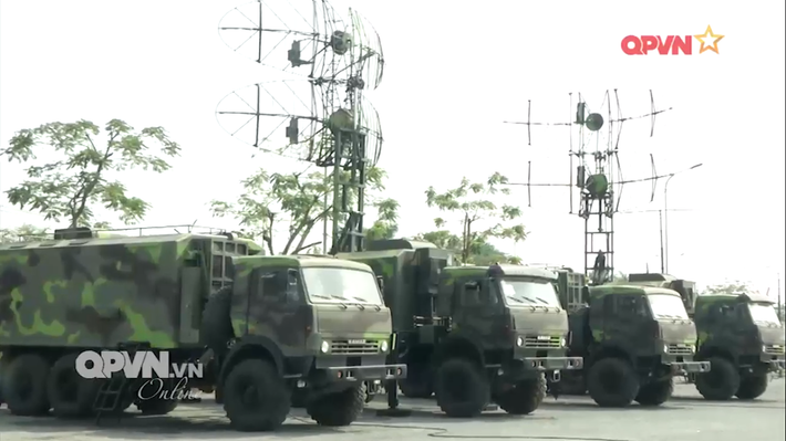 Hiện tại đài radar cảnh giới VRS-2DM đã bắt đầu được đưa vào trang bị trong một số đơn vị trong Quân chủng Phòng không – Không quân, và được đánh giá vượt trội hơn một số thế hệ đài radar cảnh giới tầm thấp từng được Quân đội ta sử dụng. Nguồn ảnh: QPVN.