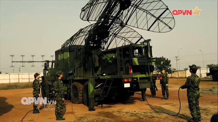 Trong ảnh là quá trình triển khai cụm ăng ten cảnh giới trên đài radar VRS-2DM thông qua thiết bị điều khiển bán tự động sử dụng hệ thống thủy lực tự nâng. Nguồn ảnh: QPVN.