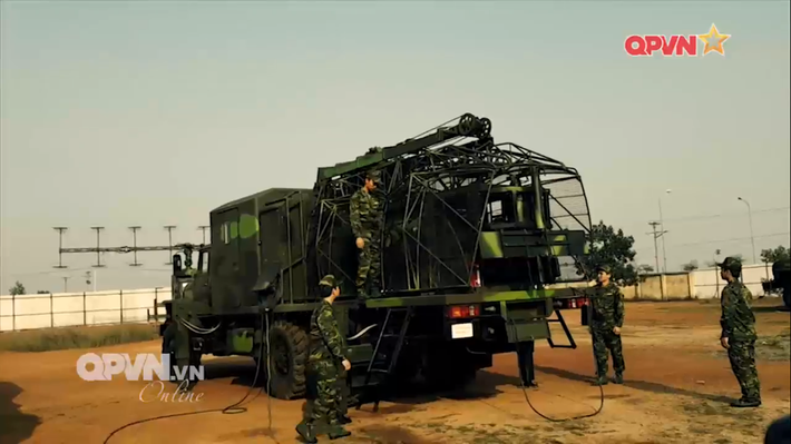 Trong điều kiện kinh tế của nước ta hiện nay, việc thay thế toàn bộ các đài radar cảnh giới 2D bắt thấp dải sóng dm thế hệ cũ như P-15, P-19 hiện có bằng các đài radar thế hệ mới mua từ nước ngoài là không khả thi do có chi phí cao. Nguồn ảnh: QPVN.