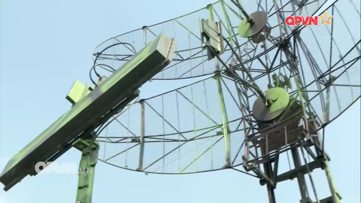 Ngoài các thông số kỹ thuật đã được công bố trước đây, đài radar VRS-2DM gần đây cũng đã được nâng cấp trang bị với máy hỏi đáp nhận diện địch ta IFF do trong nước tự thiết kế và sản xuất. Đây có thể được xem là một nâng cấp quan trọng giúp VRS-2DM sở hữu năng lực cảnh giới toàn diện hơn các đài thế hệ cũ. Nguồn ảnh: QPVN.