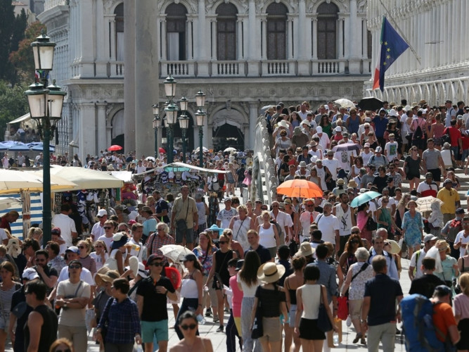 Venice đón 26 triệu du khách/năm, trong khi thành phố này chỉ có khoảng 54.500 cư dân.