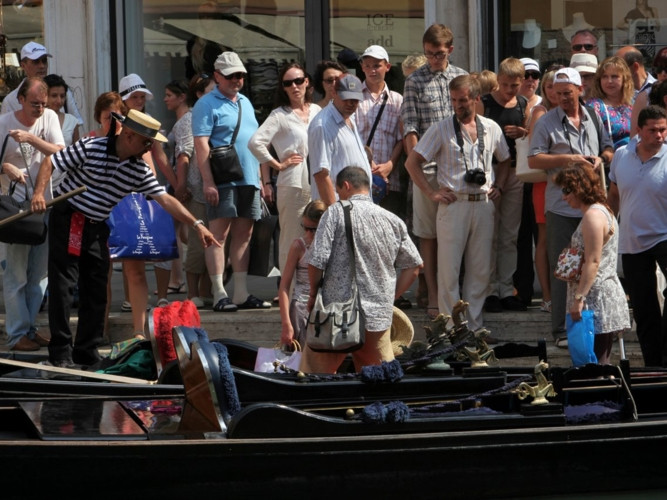 Những dịch vụ du lịch nổi tiếng ở Venice như tham quan thành phố bằng thuyền Gondola cũng bị quá tải.