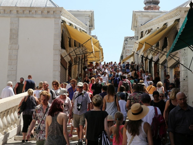 Vào mùa du lịch cao điểm, đường phố Venice lúc nào cũng chật cứng các du khách.
