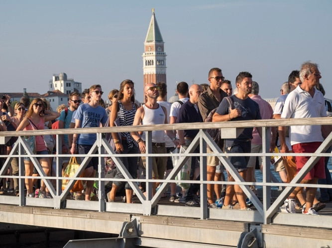 Cảnh tượng những hàng dài du khách đứng xếp hàng trước các điểm tham quan ở Venice trái ngược hẳn với những gì người ta vẫn thấy trên các bức ảnh du lịch thơ mộng và lãng mạn.
