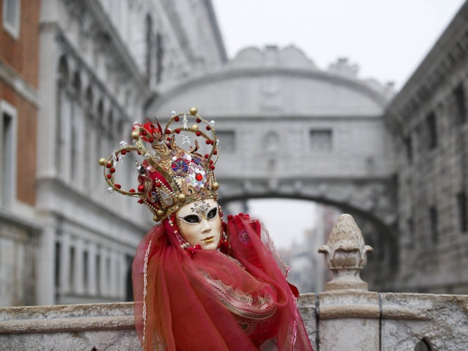 Lễ hội hóa trang vào mùa xuân ở Venice thu hút nhiều du khách từ khắp nơi trên thế giới đổ về.