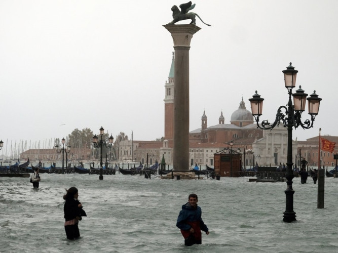 Venice thường xuyên ngập nhưng vào cuối tháng 10/2018 vừa qua, một trận bão mạnh đã đổ bộ vào Italy khiến 3/4 diện tích thành phố này chìm trong biển nước. Ít nhất 11 người đã thiệt mạng trong trận lụt tồi tệ nhất trong thập kỷ qua của Italy.