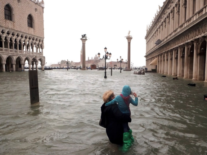 Ngoài những đám đông khách du lịch, Venice còn phải đối mặt với tình trạng ngập lụt nan giải.