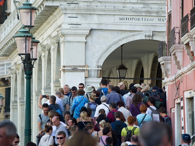 Venice đã thực hiện một số biện pháp để hạn chế lượng du khách quá tải.