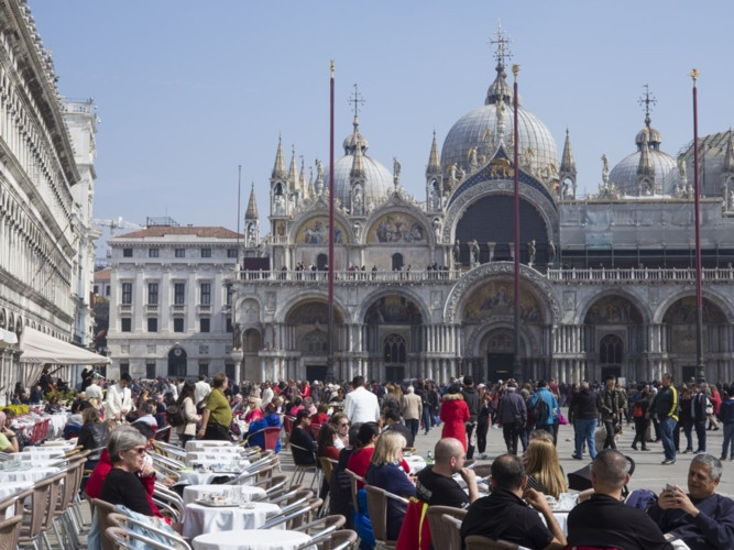 Tình trạng "chặt chém" du khách cũng là một trong những lý do khiến Venice "mất điểm". Một khách du lịch đến đây cho biết anh đã phải trả gần 50 USD chỉ cho 2 tách cà phê và một chai nước.