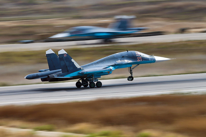 TASS dẫn lời một quan chức Quân khu phía Đông của Nga cho biết, hai chiếc tiêm kích - bom Su-34 của Không quân Nga xảy ra va chạm trên không trung trên eo biển Tatar thuộc vùng Viễn Đông của Nga, trong một buổi ban bay huấn luyện vào hôm nay 18/1. Nguồn ảnh: Russia Beyond