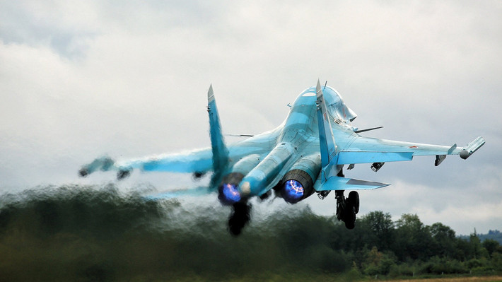 Một chiếc Su-34 có dài cơ bản khoảng 23,3m, trọng lượng cất cánh 39 tấn, trang bị hai động cơ phản lực Lyulka AL-35F, cho phép đạt vận tốc tối đa Mach 1.8 ở trần bay thông dụng, Mach 1.2 ở sát mặt nước biển. Máy bay cũng có thể được trang bị tới ba thùng nhiên liệu bổ sung, cho phép nó bay 8 giờ liên tục mà không cần tiếp nhiên liệu. Nguồn ảnh: stmed.net.