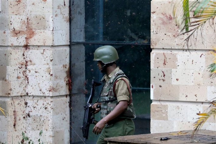 Dấu vết từ vụ nổ. Al-Shabaab "phong trào chiến sỹ thanh niên" là một nhóm nổi dậy Hồi giáo tại Somalia. Tính tới năm 2007, nhóm này có khoảng 3.000 đến 7.000 thành viên. (Ảnh EPA)