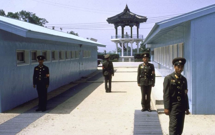 Những người lính đứng ở phía Triều Tiên, phía sau là một đài quan sát trong khu vực phi quân sự năm 1987.