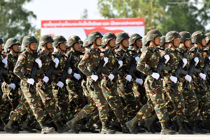 Có thể nói, Lào là quốc gia đầu tiên ngoài Việt Nam biên chế những khẩu súng trường Galil ACE do chúng ta tự sản xuất dựa trên giấy phép chuyển giao công nghệ từ phía Israel và được thực hiện tại Nhà máy Z111. Nguồn ảnh: Houmphet Manisouk