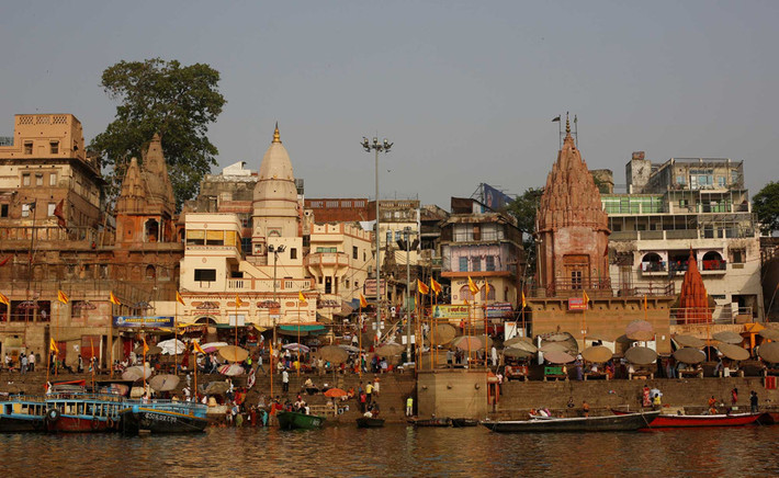 Đền và các tòa nhà dân cư trên bờ sông Hằng ở Varanasi. Dữ liệu mới nhất của chính phủ cho thấy mức độ chất thải của con người ở sông Hằng khiến dòng sông không an toàn để tắm. Cơ quan Kiểm soát Ô nhiễm đang giám sát 161 cống xả thải vào sông Hằng, trong đó 151 cống xả ra hơn một triệu lít nước thải mỗi ngày.