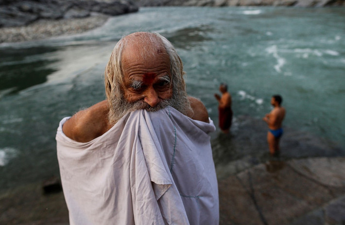 Các tín đồ đạo Hindu tắm tại Devprayag, Ấn Độ. Tại bang Uttar Pradesh, thành phố Prayagraj đang tổ chức lễ hội tôn giáo khổng lồ có tên Kumbh Mela với 150 triệu người hành hương sẽ đến tắm ở sông Hằng vào tháng 3. Chính phủ tiểu bang đã thực hiện các biện pháp khẩn cấp để đảm bảo nước sạch, tạm thời đóng cửa cống thoát nước và ra lệnh cho các xưởng thuộc da gây ô nhiễm nặng ở thượng nguồn phải đóng cửa trong thời gian ba tháng lễ hội.