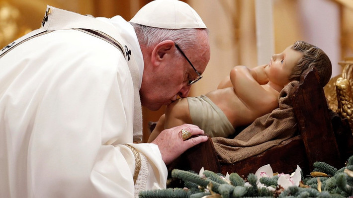 Đức Giáo Hoàng Francis cử hành thánh lễ cho Lễ Hiển Linh tại Vương cung thánh đường Thánh Peter ở Vatican. Giáo hoàng Francis kêu gọi mọi người đi theo con đường của "tình thương khiêm nhường" và chăm lo cho những người nghèo khổ.