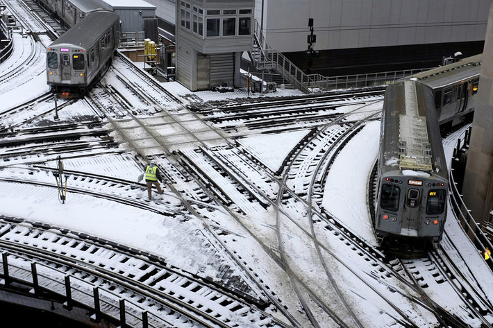 Đường tàu ở Chicago bị tuyết phủ ngày 28/1. Ước tính có khoảng 80.000 người vô gia cư như trường hợp của ông Jones ở Chicago. Các thư viện, đồn cảnh sát, trung tâm cộng đồng đã được tận dụng làm khu tránh rét và tăng cường giờ hoạt động và số giường. Các bệnh viện chuẩn bị cấp cứu mọi cuộc gọi đang ở ngoài đường. Phương tiện công cộng cho phép hành khách lên để tránh rét. “Bạn có thể bị bỏng lạnh chỉ trong 8 phút”, giám đốc một nhà tránh rét nói với New York Times. Ảnh: AP.