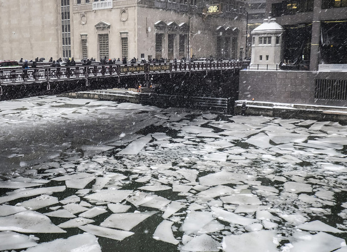 Nước đóng băng trôi trên Sông Chicago ở Chicago, ngày 28/1. Đợt giá rét sâu và bất thường này được cho là do sự ấm lên đột ngột ở Bắc Cực. Một khối không khí ấm từ đợt nóng bất thường ở quốc gia Bắc Phi Morocco vào tháng trước khiến nhiệt độ không khí ở Bắc Cực vốn rất lạnh tăng đột biến. Điều này khiến xoáy cực (vùng áp suất thấp ở tầng trên cao nằm gần cực của Trái đất) ở Bắc Cực bị tách ra và di chuyển tự do, theo Judah Cohen, chuyên gia về bão mùa đông cho công ty Atmospheric Environmental Research. Một trong những xoáy cực nhỏ đã tạo nên đợt lạnh sâu này trên toàn vùng Trung Tây nước Mỹ. Ảnh: AP.