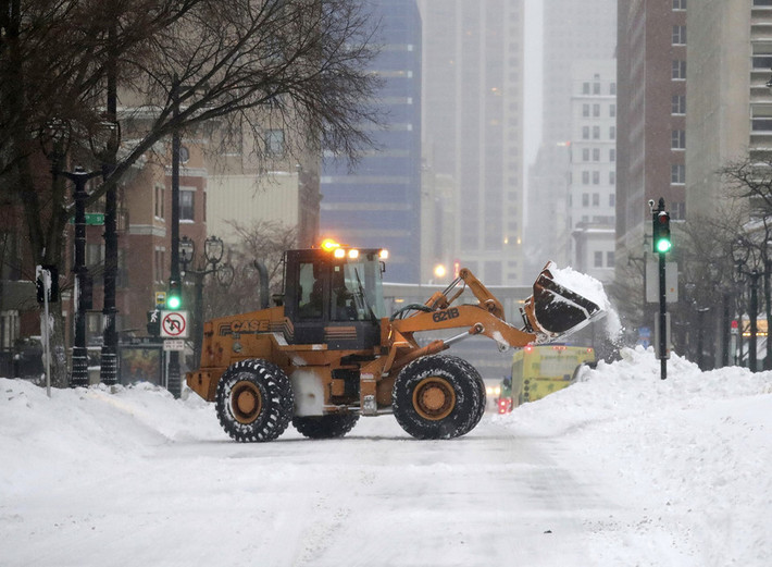 Xe đào tuyết đang dọn tuyết trên đại lộ West Wisconsin Avenue ở Milwaukee, bang Wisconsin ngày 28/1. Ảnh: AP.