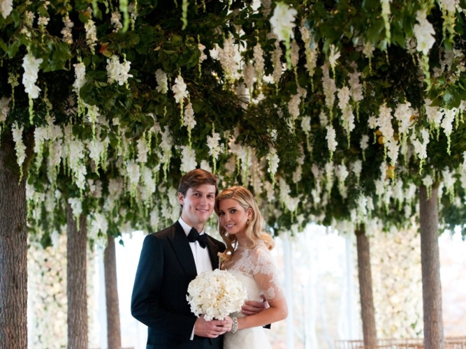 Một số nguồn tin ước tính rằng tổng tài sản của Ivanka Trump là khoảng 300 triệu USD và tổng tài sản của Jared Kushner có thể là 800 triệu USD.