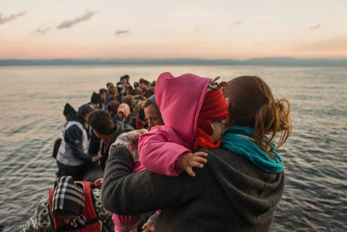 Dòng người tị nạn Syria ngồi trên con thuyền vượt đại dương để sang Lesvos, Hy Lạp.