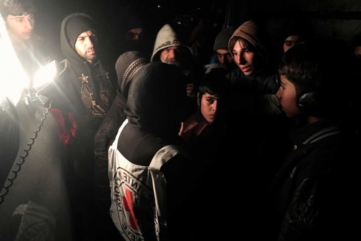 Cảnh người dân ở Madaya gần Damascus, Syria đang tập trung quanh một đoàn xe chở đồ viện trợ.