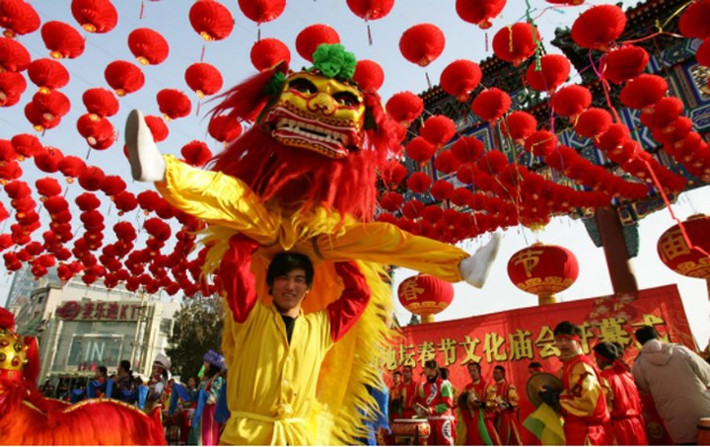 Trình diễn múa lân tại Lễ hội mùa Xuân ở thủ đô Bắc Kinh, Trung Quốc. Ảnh: Getty.