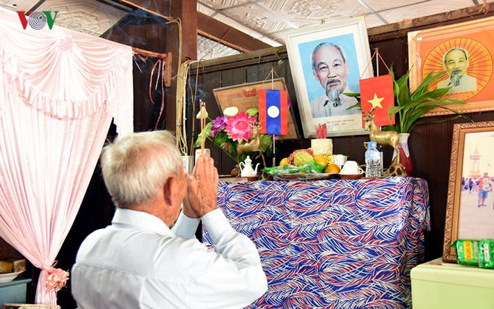 Trước khi thắp hương trên bàn thờ gia tiên, cụ Hồng thành kính thắp hương trên bàn thờ Bác Hồ, báo cáo với anh linh của Bác những vui buồn của năm cũ và hy vọng những điều tốt đẹp trong năm mới.