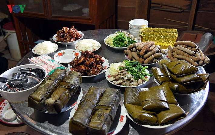 Cận cảnh mâm cơm tất niên của gia đình cụ Hồng tại làng Xiêng Vang, tỉnh Khăm Muộn, Lào.