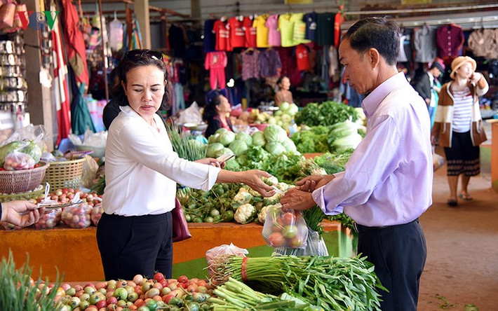 Trong ảnh là anh Vĩnh, cháu cụ Hồng - một gia đình người Việt tại làng Xiêng Vang, tỉnh Khăm Muộn, Lào đang đi chợ để chuẩn bị cho mâm cơm tất niên, xum họp gia đình.
