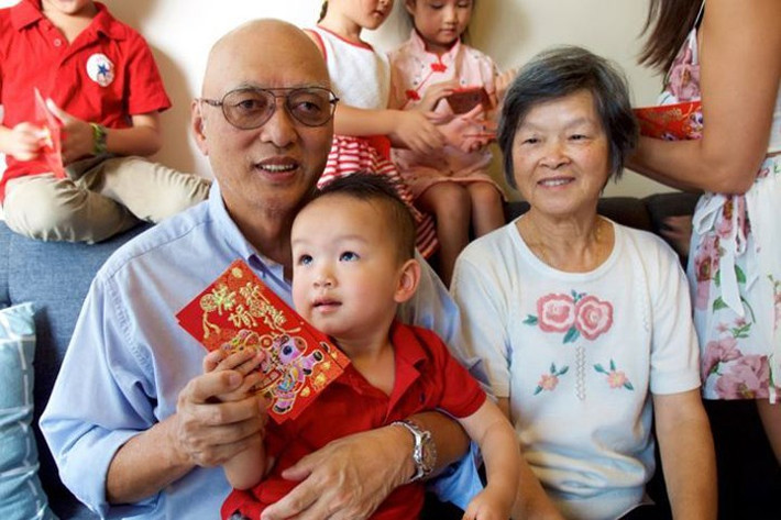 Người châu Á thường lì xì (mừng tuổi) cho người già hoặc trẻ em trong dịp đầu xuân năm mới với quan niệm mang lại may mắn cho cả năm. Ảnh: ABC News.