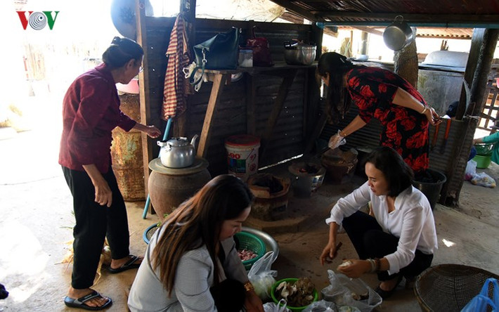 Sau khi đi chợ về, các bà các chị lại tất bật vào bếp chế biến các món ăn cho mâm cơm cúng tất niên.