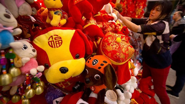 Những chú chó nhồi bông với hình thù, màu sắc khác nhau là món quà được ưa thích trong dịp xuân Mậu Tuất 2018. Ảnh: AAP.