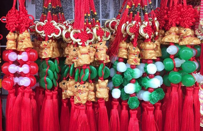 Những món đồ được cho là đem lại may mắn trong năm mới được bày bán tại khu phố người Hoa ở Sydney, Australia. Ảnh: ABC News.