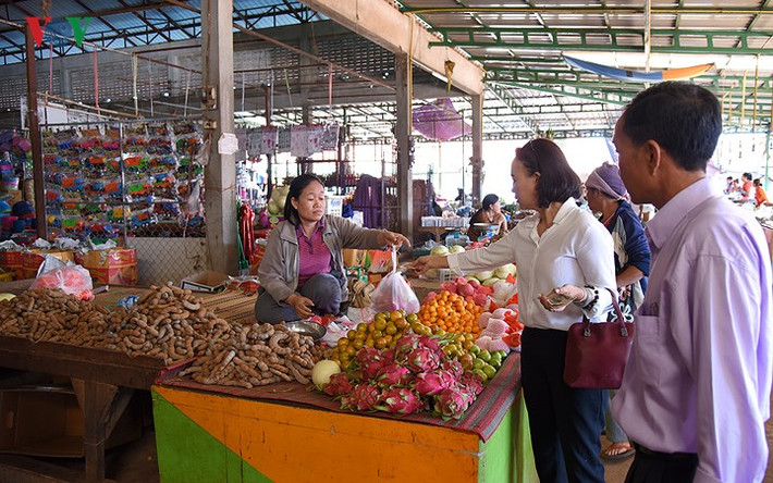 Vào những thời khắc cuối cùng của năm cũ, người Việt tại Lào lại trở về bên gia đình, quây quần bên mâm cơm tất niên để ôn lại những vui buồn trong năm.