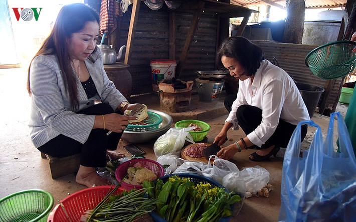 Ngoài những món ăn truyền thống không thể thiếu của người Việt, những món ăn mang hương vị Lào như một sự giao thoa văn hóa Việt - Lào.