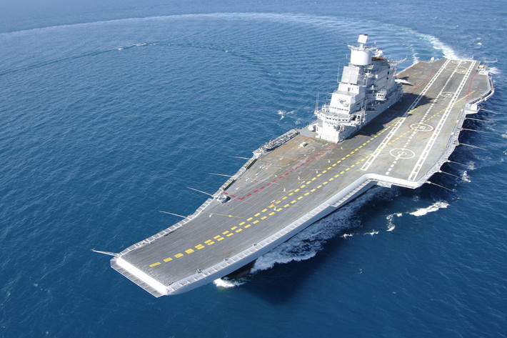 Đầu tiên phải kể đến sức mạnh tàu sân bay của Ấn Độ với tàu sân bay INS Vikramaditya - tàu sân bay mới nhất và hiện đại nhất của quốc gia này. Kèm theo đó là kinh nghiệm vận hành tàu sân bay suốt nửa thế kỷ từ thời INS Vikrant tới nay. Nguồn ảnh: Nationalinterest.
