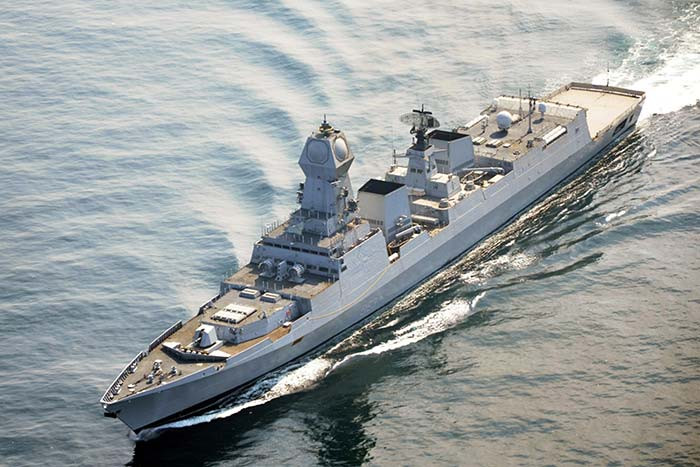 Khi hoạt động cùng tàu sân bay Vikramaditya, các khu trục hạm lớp Kolkata sẽ tạo ra mạng lưới phòng không vững như bàn thạch, không cho phép bất cứ loại tên lửa chống hạm hoặc máy bay tiêm kích nào của đối phương tiếp cận được tới tàu sân bay soái hạm mà nó bảo vệ. Nguồn ảnh: Nationalinterest.