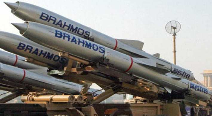 Có tầm bắn tối đa được cho là lên tới gần 600 km, loại tên lửa BrahMos này có thể đạt tốc độ Mach 3 và bay cách ngọn sóng chỉ 3 tới 4 mét - khiến đối phương vừa khó phát hiện, vừa khó đánh chặn. Nguồn ảnh: Nationalinterest.