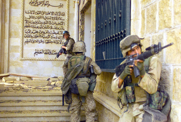 Thuỷ quân Lục chiến Mỹ trong chiến dịch Iraq Tự do được nước này tiến hành nhằm lật đổ chính quyền Saddam Hussein năm 2003. Nguồn ảnh: BI.