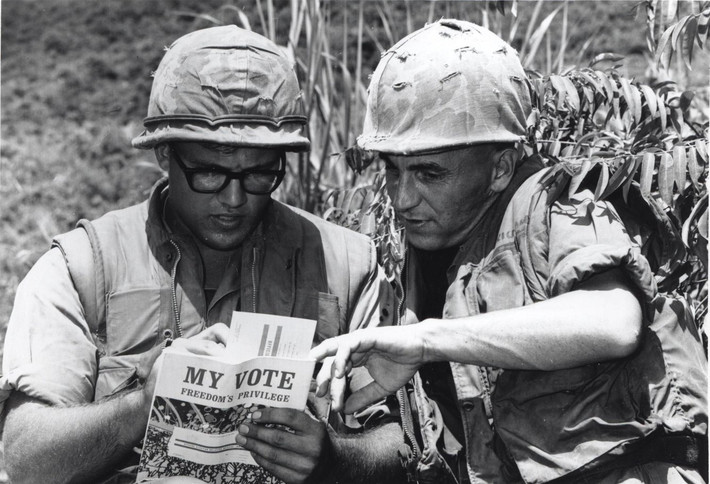 Năm 1968 là năm căng thẳng nhất với Thuỷ quân Lục chiến Mỹ khi họ chịu thất bại trên mọi mặt trận. Tuy nhiên, những người lính Thuỷ quân lục chiến này vẫn phải hoàn thành nghĩa vụ bầu cử của mình từ chiến trường Việt Nam. Ảnh: Hai lính Mỹ ở Việt Nam đang bỏ phiếu cho cuộc bầu cử Tổng thống Mỹ. Nguồn ảnh: BI.