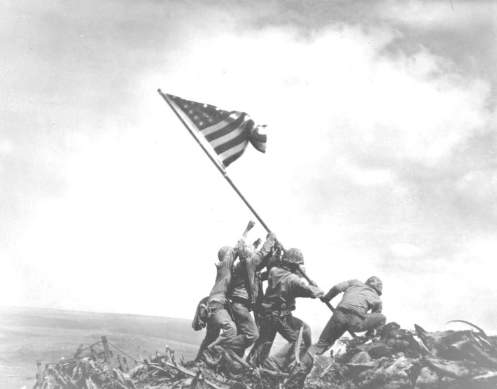 Bức ảnh lịch sử của Thuỷ quân Lục chiến Mỹ trên chiến trường Iwo Jima năm 1945, đánh dấu sự kết thúc nhiệm vụ của Thuỷ quân Lục chiến Mỹ ở châu Á Thái Bình Dương. Sau trận đánh này, Thuỷ quân Lục chiến Mỹ không còn tung ra bất cứ chiến dịch nào ở quy mô Lữ đoàn trở lên cho tới hết chiến tranh. Nguồn ảnh: BI.