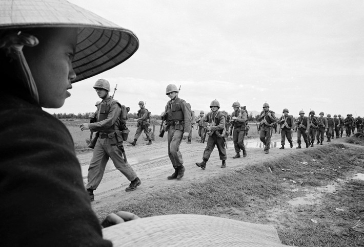 Năm 1965, những người lính Thuỷ quân Lục chiến Mỹ đầu tiên đã đặt chân tới Việt Nam, bắt đầu tham chiến trong cuộc chiến dài nhất của Mỹ trong thế kỷ 20. Nguồn ảnh: BI.