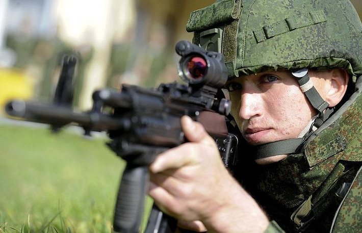 Nga dự kiến tới năm 2019 tới đây sẽ đưa AK-12 và AK-15 vào sản xuất hàng loạt. Phiên bản AK-200 của khẩu súng này cũng dự kiến sẽ được sử dụng làm phiên bản xuất khẩu với hệ thống che bụi khoá nòng được lấy từ bản AK-400 trong khi đó nòng súng và hệ thống trích khí lấy từ AK-100. Nguồn ảnh: Nationalin.