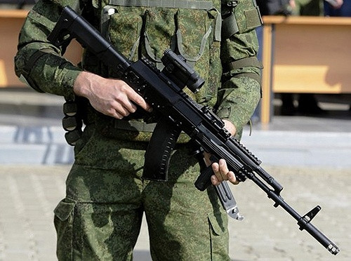 Khi được mang ra thử nghiệm, súng trường tấn công AK-12 và AK-15 đã đứng "cùng phe" với việc hai khẩu súng này sử dụng hai cỡ đạn là 5,56mm và 7,62mm đối đầu với hai khẩu súng trường tấn công dùng hai cỡ đạn tương tự là A545 và A762. Nguồn ảnh: Nationalin.