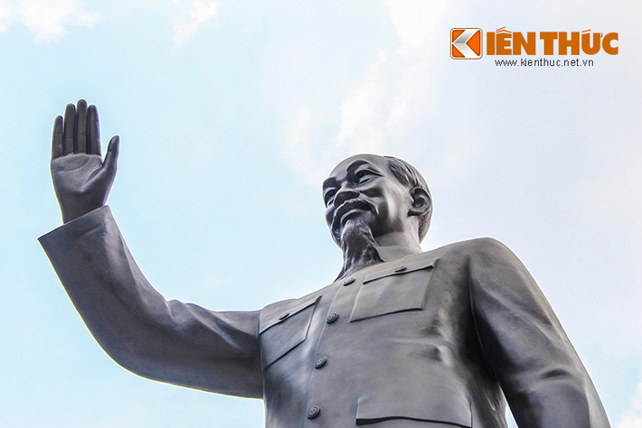 Tượng đài Chủ tịch Hồ Chí Minh được làm bằng hợp kim đồng có chiều cao tối đa tính từ cao độ vỉa hè hiện hữu đến phần cao nhất của tượng đài là 7,2 m (tượng cao 4,5 m, bệ tượng cao 2,7 m).