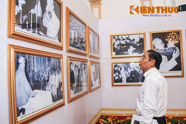 “Là một công dân của TP HCM, cũng là một người cán bộ Đảng viên. Tôi rất xúc động khi được xem những hình ảnh quý về Bác Hồ nhân đúng vào dịp sinh nhật lần thứ 125 của Người. Qua những hình ảnh, mình càng hiểu sâu sắc hơn về Bác, về Cách mạng Việt Nam.Từ đó mình phải tự rèn luyện, tu dưỡng để học tập theo gương Bác Hồ vĩ đại” – Ông Nguyễn Thanh Triều, Chánh văn phòng đoàn Đại biểu Quốc hội và HĐND TP HCM chia sẻ.