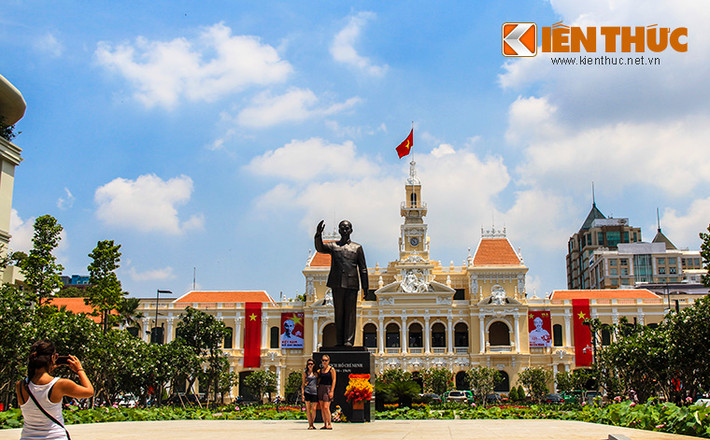 Sau khi lễ khánh thành kết thúc, nhân dân trong nước và du khách nước ngoài đã đến để chiêm ngưỡng tượng đài của Chủ tịch Hồ Chí Minh vĩ đại.