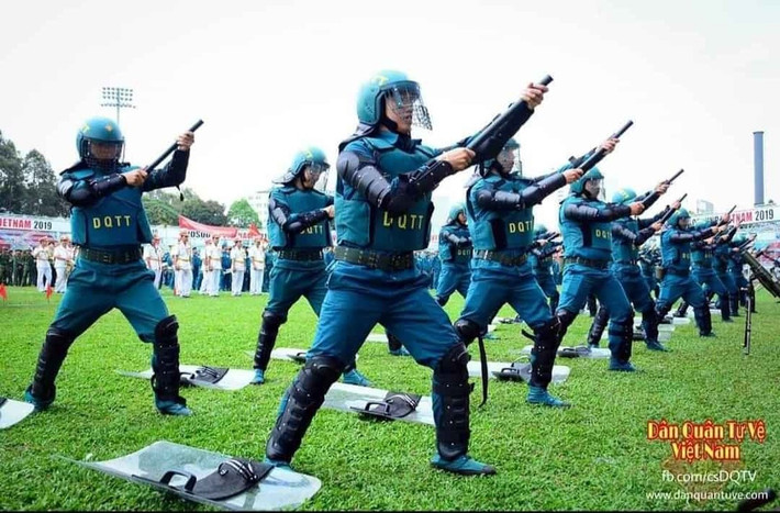 Bên cạnh đó vẫn là những loại vũ khí, công cụ hỗ trợ thường thấy như dùi cui, lá chắn, giáp, súng bắn đạn cao su,... Nguồn ảnh: DQTV.